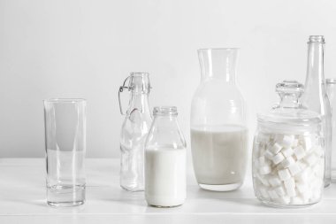 Süt ve şeker beyaz masada Züccaciye Mağazaları