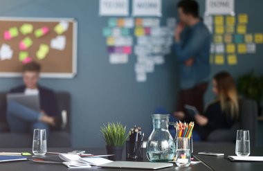 Bu modern ofis tabloda şirket