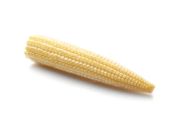 Детский початок кукурузы на белом фоне — стоковое фото