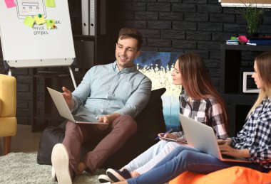 Genç bu modern ofisinde çalışan diğer uzmanlar