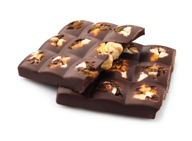 Şekerlenmiş meyve ve fındık beyaz arka plan üzerinde ile lezzetli sütlü çikolata