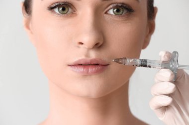 Genç kadın açık renkli, closeup yüzünde enjeksiyon alma