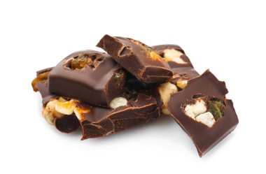 Şekerlenmiş meyve ve fındık beyaz arka plan üzerinde ile lezzetli sütlü çikolata