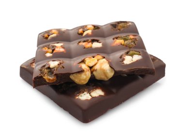 Şekerlenmiş meyve ve fındık beyaz arka plan üzerinde ile lezzetli sütlü çikolata