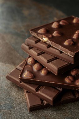 Gri masada lezzetli sütlü çikolata