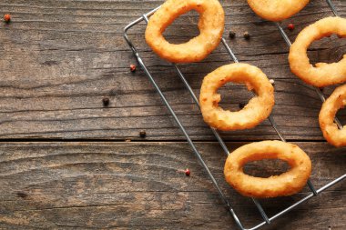 Ahşap masa lezzetli soğan halkaları ile kabin soğutma