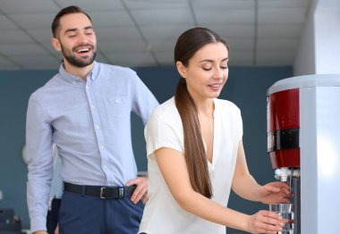 Soğutucu ofiste iş arkadaşları içme suyu