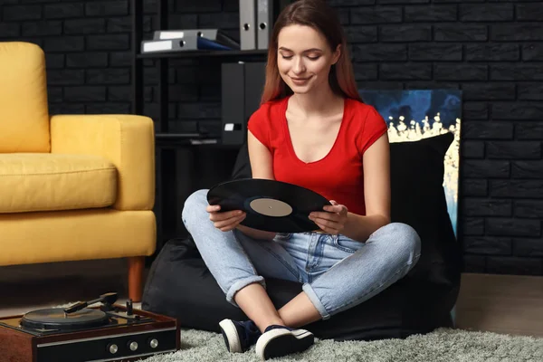 Young woman with old record player and vinyl disc at home — Stock Photo, Image