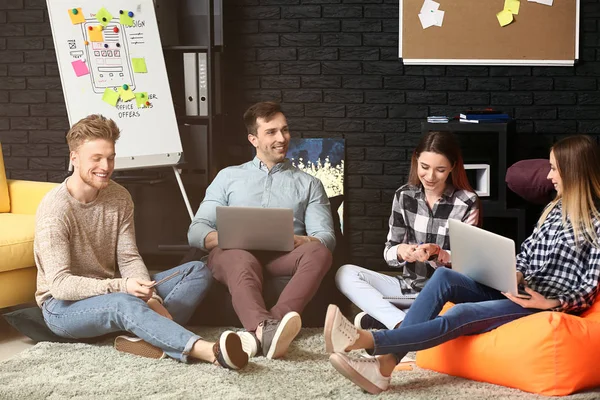 Jeunes informaticiens travaillant dans un bureau moderne — Photo