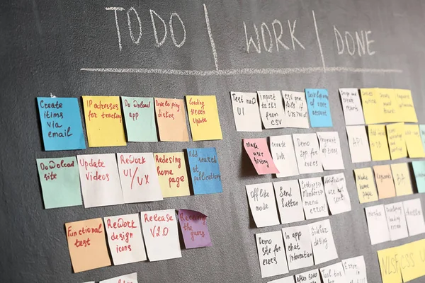 Tablero de tareas Scrum en la pared oscura en la oficina — Foto de Stock