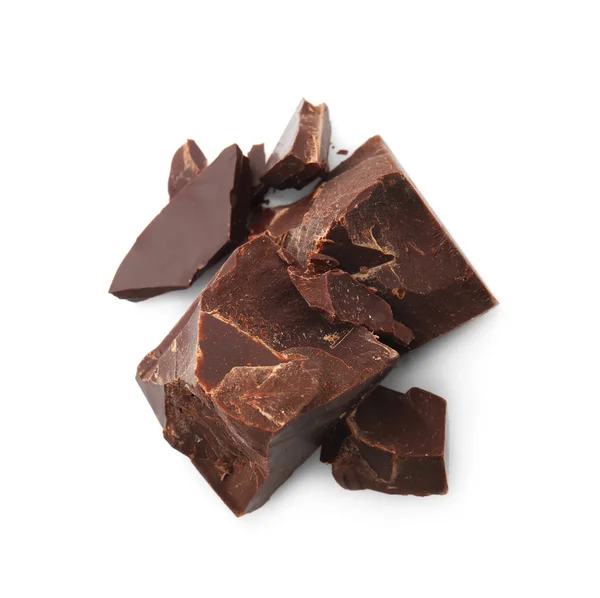 Kousky chutné tmavé čokolády na bílém pozadí — Stock fotografie