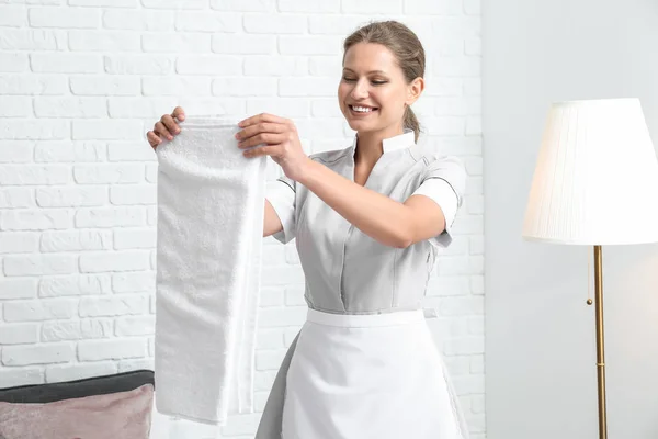 Hermosa ama de llaves femenina trabajando en la habitación — Foto de Stock