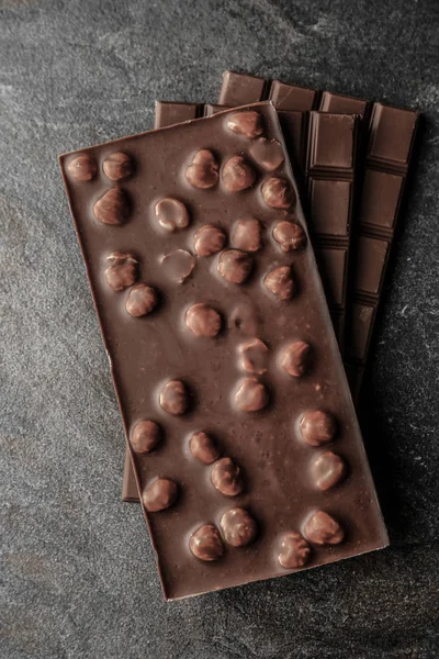Leckere Vollmilchschokolade auf Grunge-Hintergrund — Stockfoto