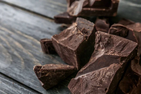Darab finom sötét csokoládé, fából készült háttér — Stock Fotó