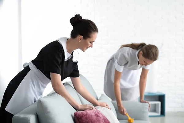 Wanita cantik pembantu rumah tangga yang bekerja di kamar — Stok Foto