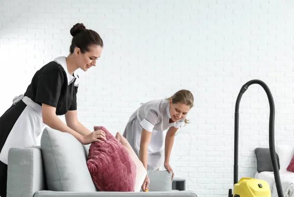 Prachtige vrouwelijke huishoudsters werken op kamer — Stockfoto
