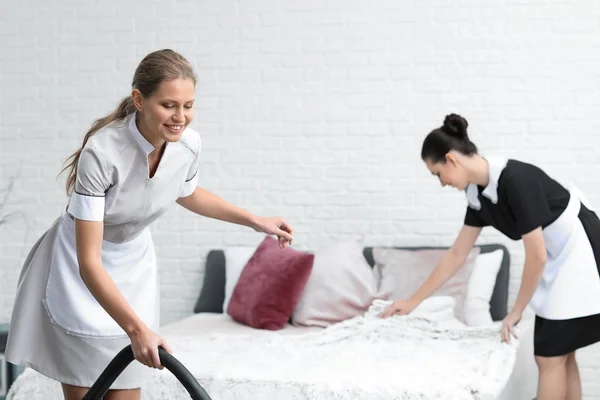 Prachtige vrouwelijke huishoudsters werken op kamer — Stockfoto