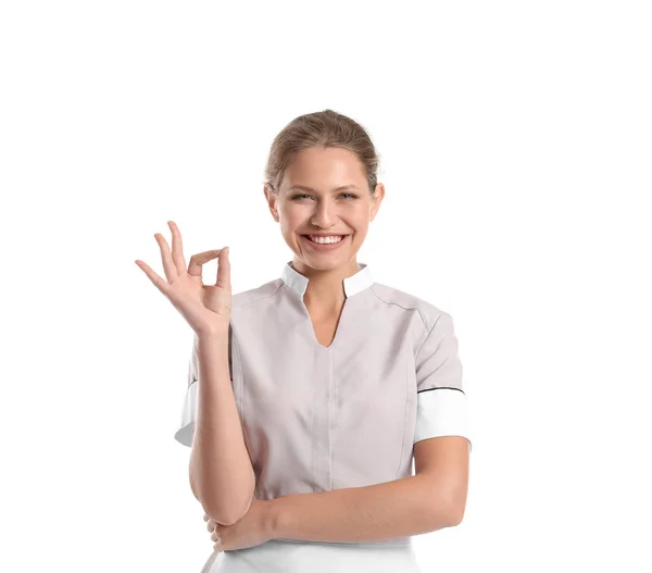 Retrato de bela governanta mostrando gesto OK no fundo branco — Fotografia de Stock