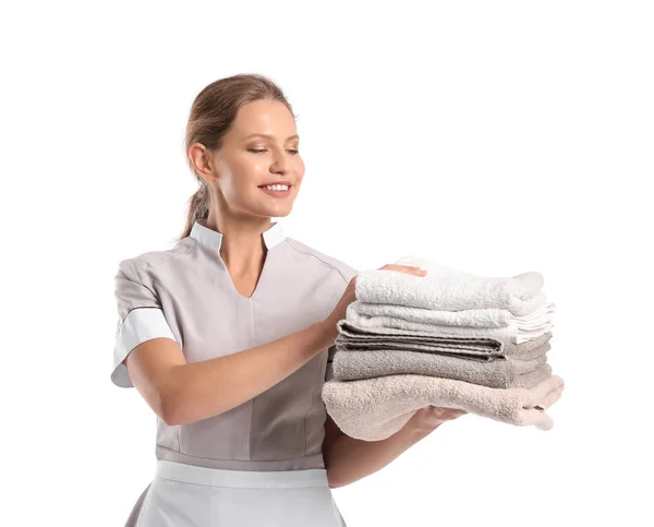 Retrato de bela governanta com toalhas limpas no fundo branco — Fotografia de Stock