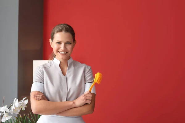 Portret van mooie vrouwelijke huishoudster in kamer — Stockfoto