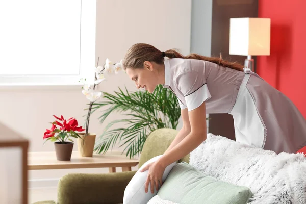 Prachtige vrouwelijke huishoudster werken op kamer — Stockfoto