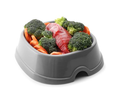 Beyaz arka plan üzerinde taze ürünler ile evde beslenen hayvan kase