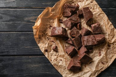 Ahşap arka plan üzerinde tatlı lezzetli çikolata