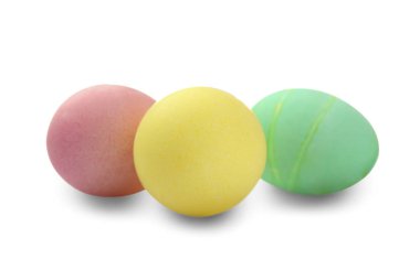 Beyaz arka planda boyanmış Paskalya yumurtaları