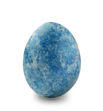 Beyaz zemin üzerine boyalı Paskalya yortusu yumurta