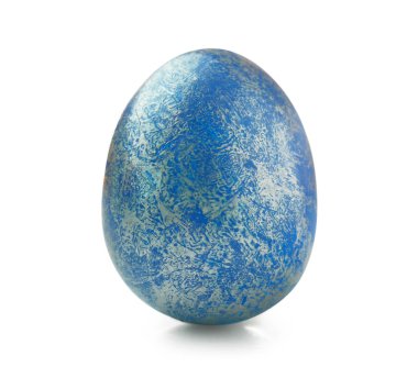 Beyaz zemin üzerine boyalı Paskalya yortusu yumurta