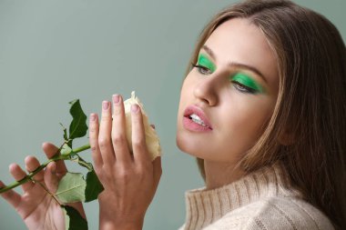 Parlak makyaj ve çiçek renk arka plan üzerinde olan güzel kadın