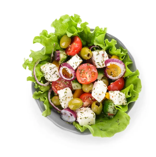 Skål med hälsosam sallad på vit bakgrund — Stockfoto