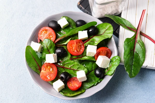 Salada saudável com queijo feta na mesa leve — Fotografia de Stock