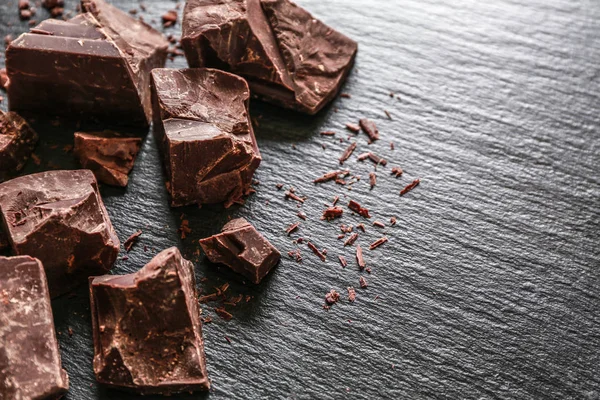 Chocolate dulce y sabroso sobre fondo oscuro — Foto de Stock