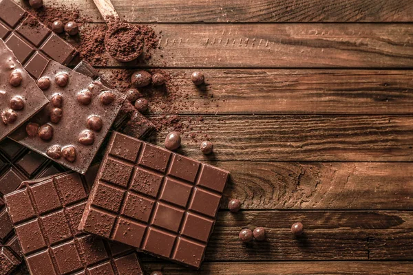 Süße leckere Schokolade auf Holzgrund — Stockfoto