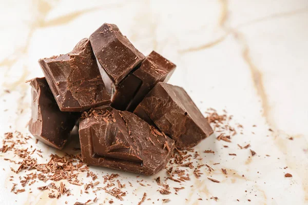 Édes, finom csokoládé a világos háttér — Stock Fotó