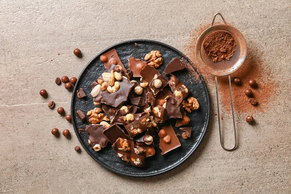 접시에 견과류와 달콤한 맛 있는 초콜릿 — 스톡 사진