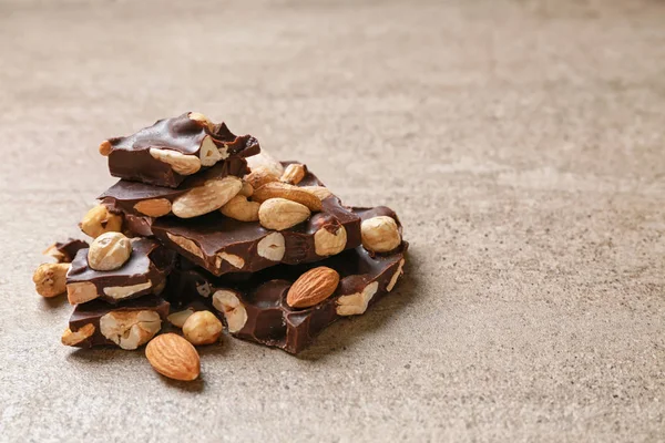 Chocolate dulce y sabroso con nueces sobre fondo claro — Foto de Stock