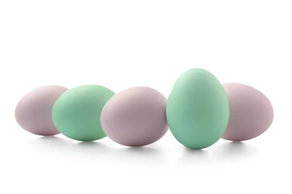 Ovos de Páscoa pintados sobre fundo branco — Fotografia de Stock