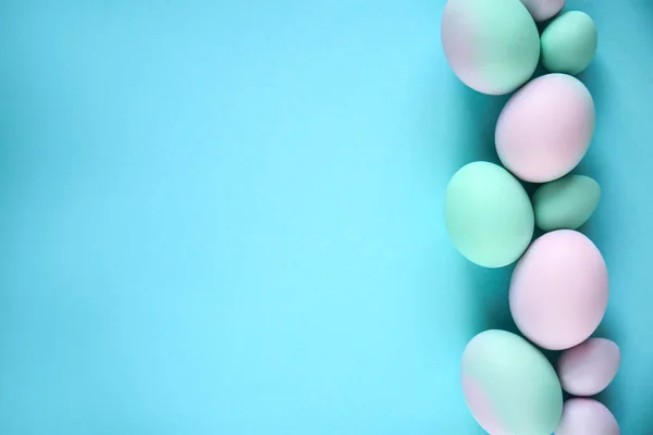 Renk arka plan üzerinde boyalı Paskalya yumurtaları — Stok fotoğraf