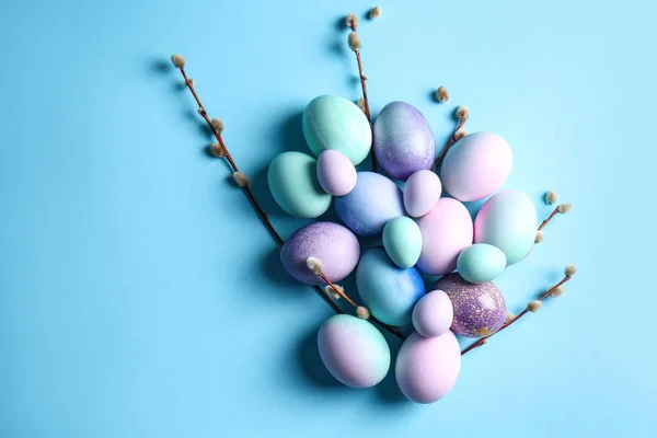 Boyalı Paskalya yumurtaları ve Kukum renk arka plan üzerinde — Stok fotoğraf