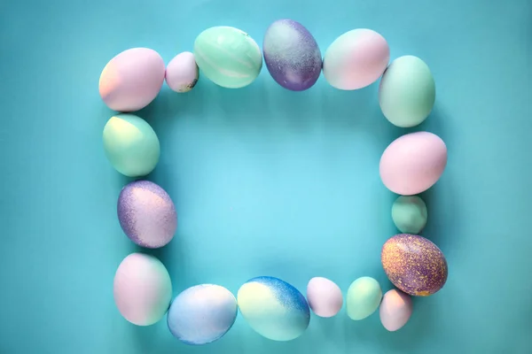 Telaio fatto di uova di Pasqua su sfondo di colore — Foto Stock