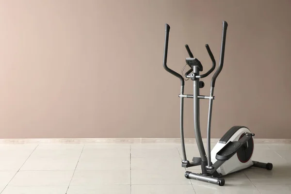 Σύγχρονη άσκηση μηχανή κοντά σε χρώμα τοίχου — Φωτογραφία Αρχείου