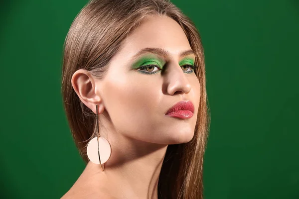 色の背景に明るい化粧品で美しい若い女性 — ストック写真