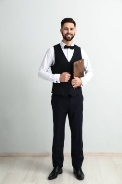 Garson menüsüyle hafif duvarının yakınında