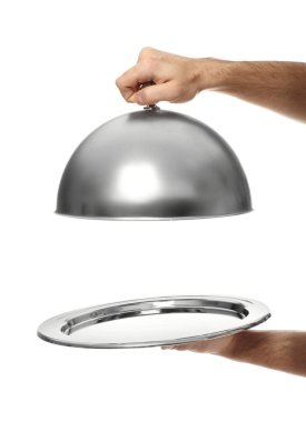 Garson tepsi ve cloche beyaz arka plan üzerinde eller