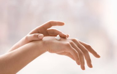 Eller genç kadının evde krem uygulamak