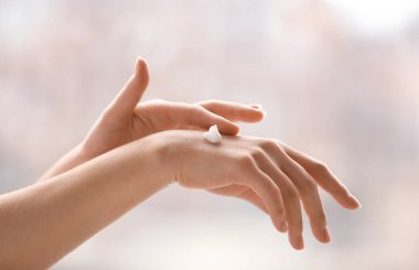 Eller genç kadının evde krem uygulamak