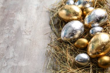 Gri arka plan üzerinde yuva ile güzel Paskalya yortusu yumurta