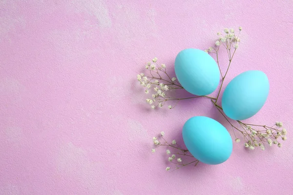 Belle uova di Pasqua su sfondo di colore — Foto Stock